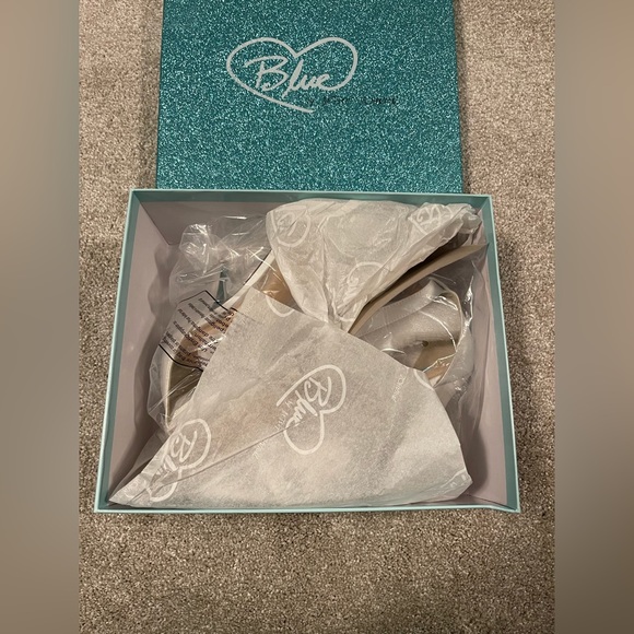 Women’s Betsey Johnson Ivory Wedding Heels with Gems - Size 7 the only one left! - Picture 3 of 4